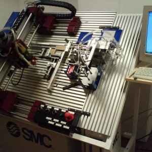 Meine Diplomarbeit, CNC gesteuerte 3-Achsen Fräsmaschine zum Fräsen von Namens- und Türschildern, mit pneumatischer Einlege- und Entnahmestation