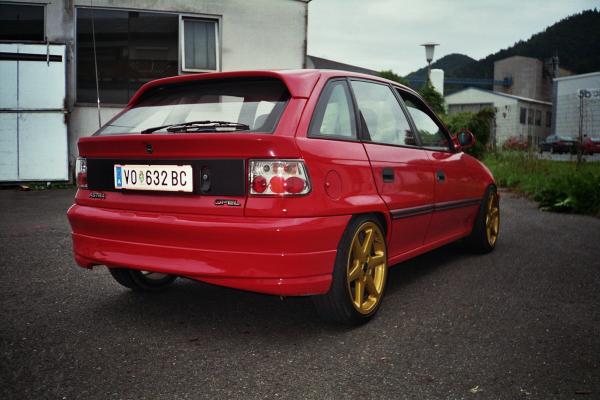 Baujahr 91 gekauft 1996 gedacht als Winterauto um meinen 2000er zu schonen. Erstens kommt es anders und zweiten als man denkt. Verkauft 2006. Sommer 2