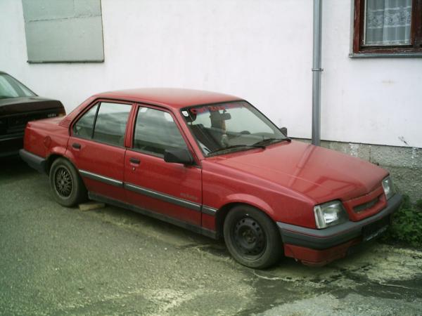 März 1993: Was als ein Haufen Schrott auf meinen Hof rollte sollte mein erster schöner Opel werden, denk ich mal.
Mir gefiel er sehr gut.