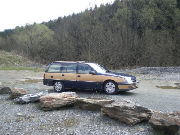 Opel Omega Caravan, 2.0 8V, Lederausstattung mit Sitzheizung v+h, 4x elektr. FH, elektr. Schiebedach, elektr. verstellbare und beheizte Außenspiegel,N